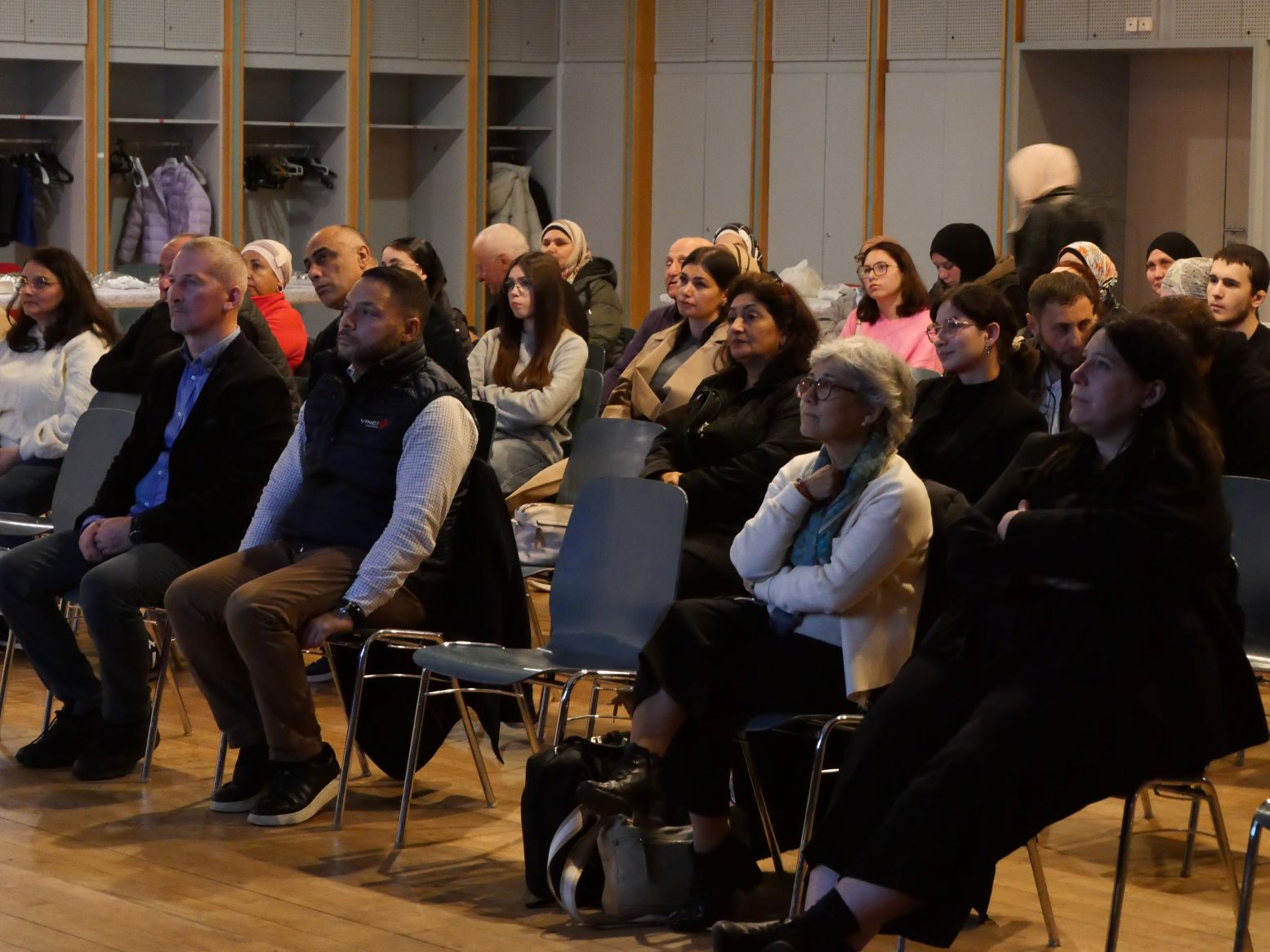 Spectateurs assistant à la projection du film « L’intégration en France »